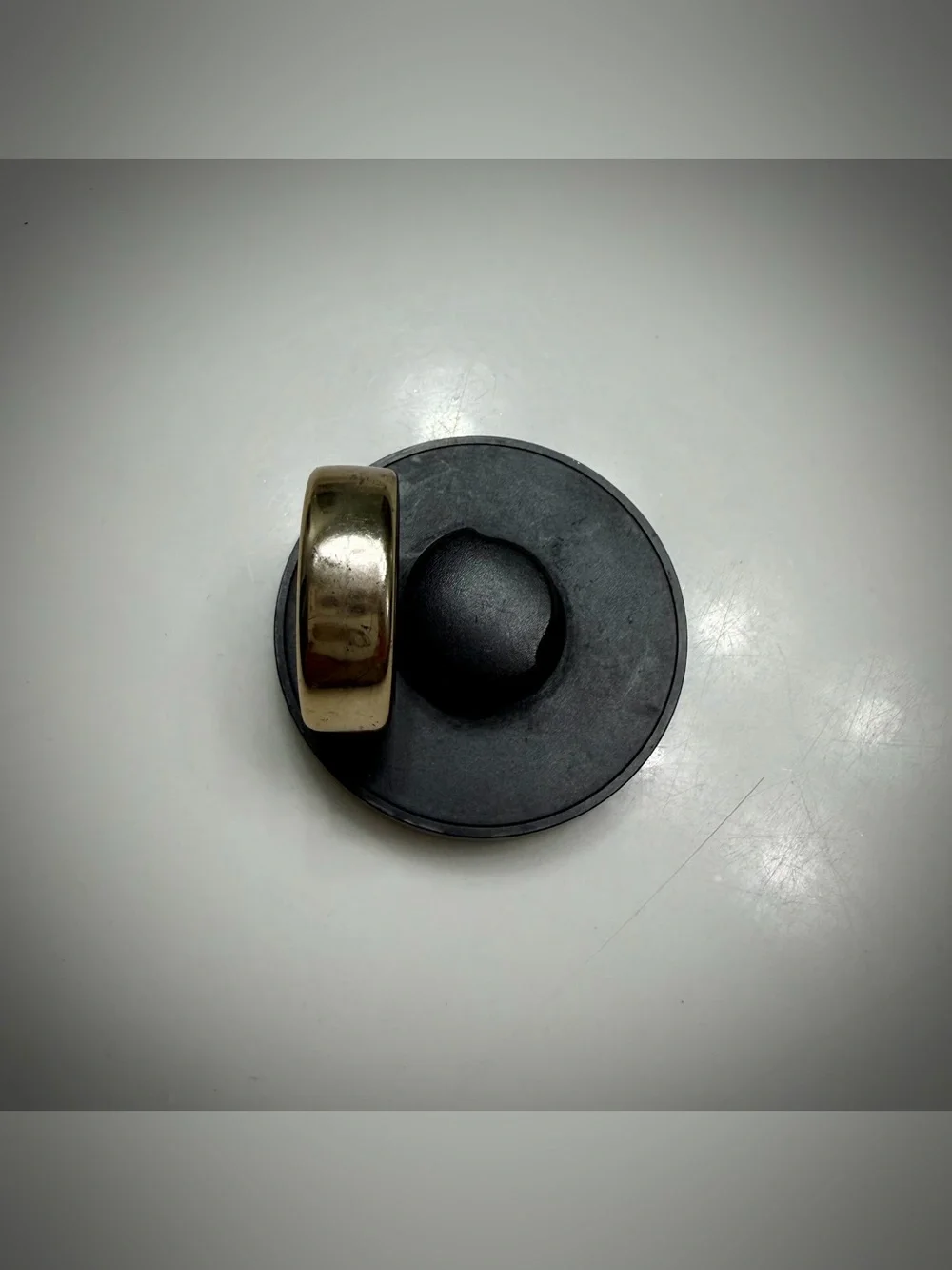 Oura Ring Gen 3 Heritage – Gold, Size 9 - Picture 2 of 5